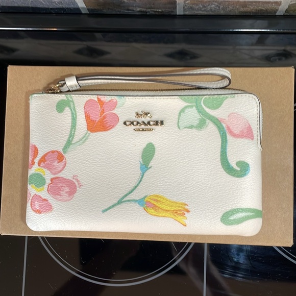 NWOT Coach Dreamy Land Floral Large Corner Zip Wristlet with new coach box - Picture 7 of 8